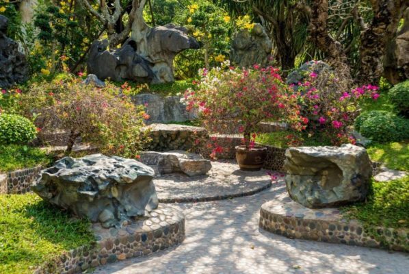 jardin et chemin en pierre
